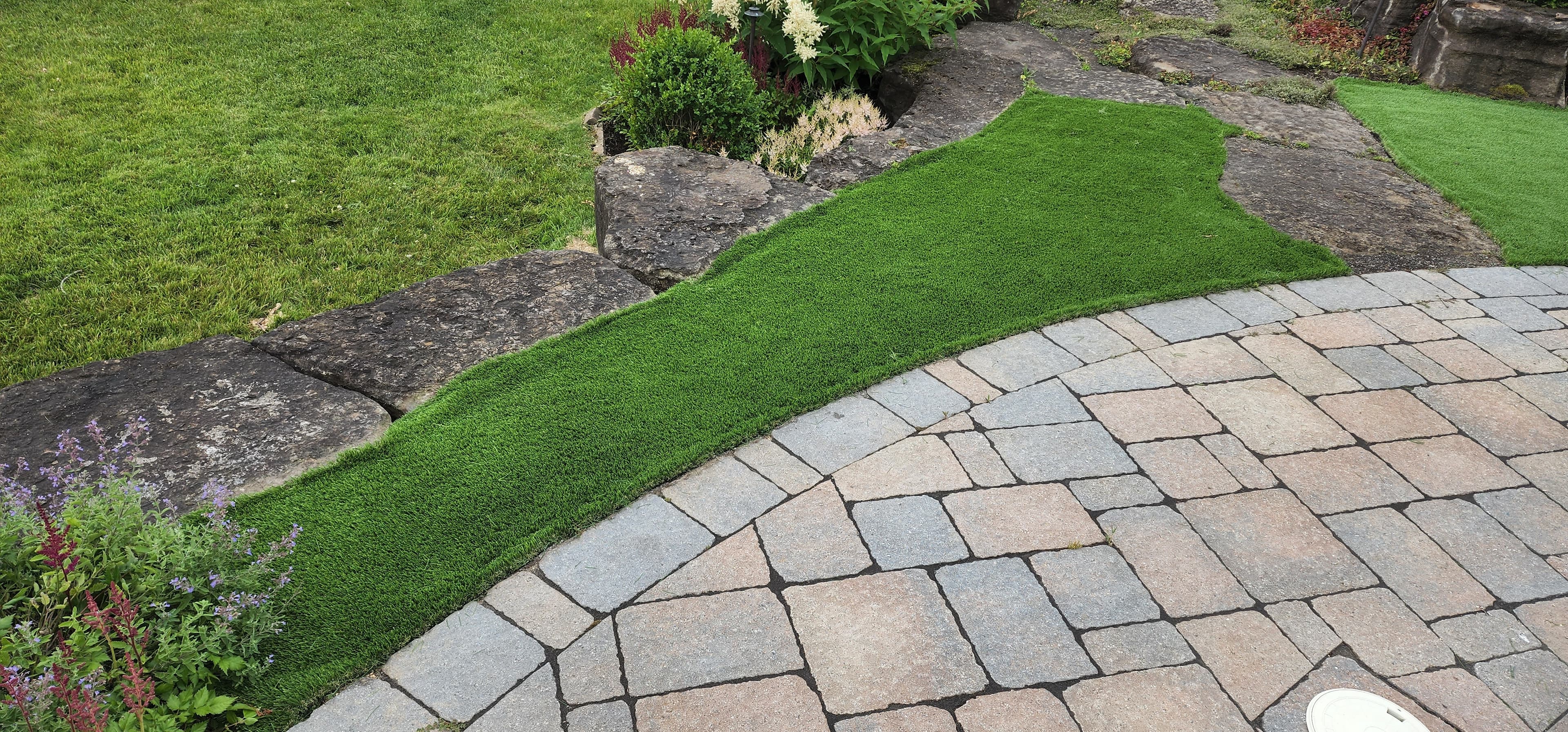 Installation de gazon synthetique avec bordure en pave uni