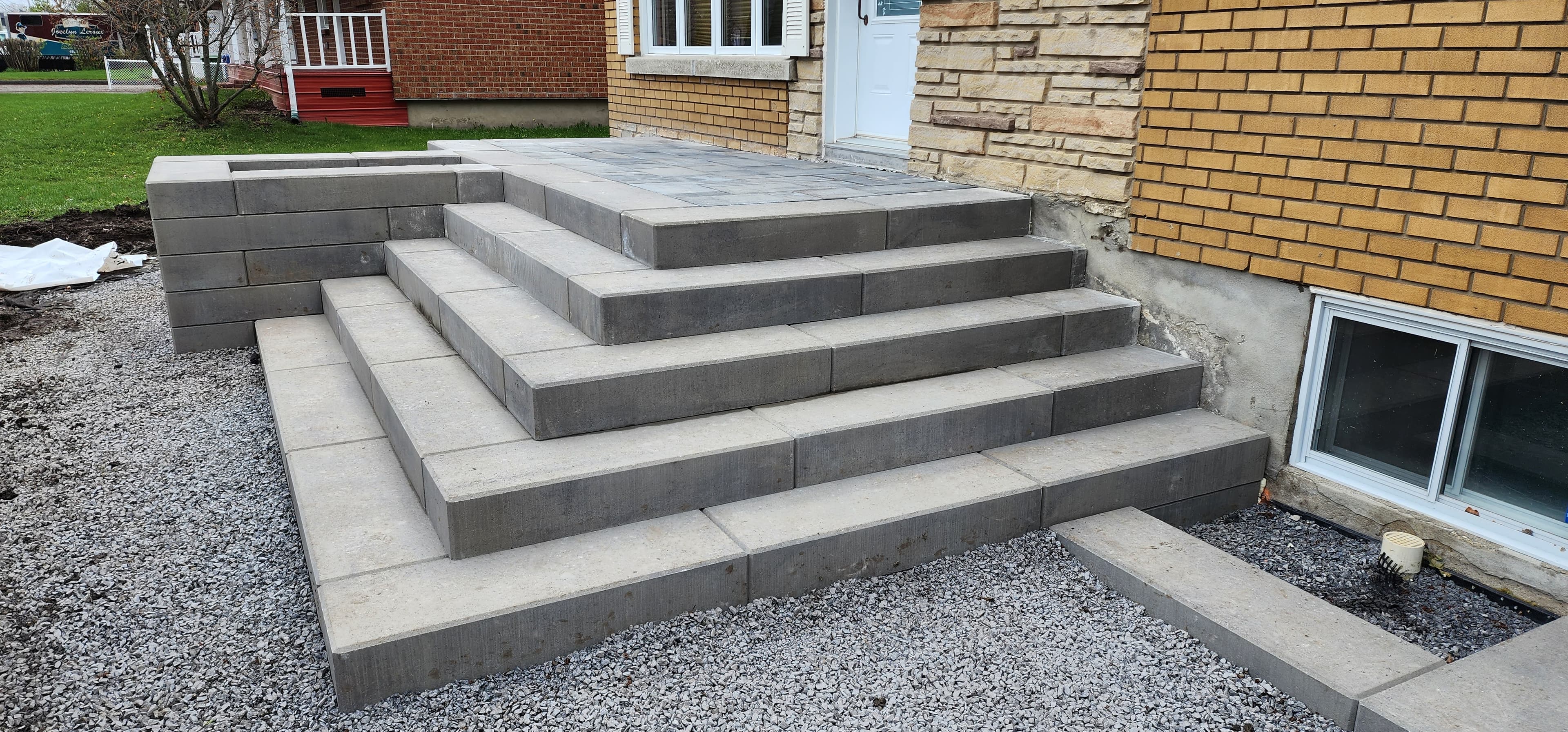 Marches d'entree en pave avec mur de soutenement en bloc